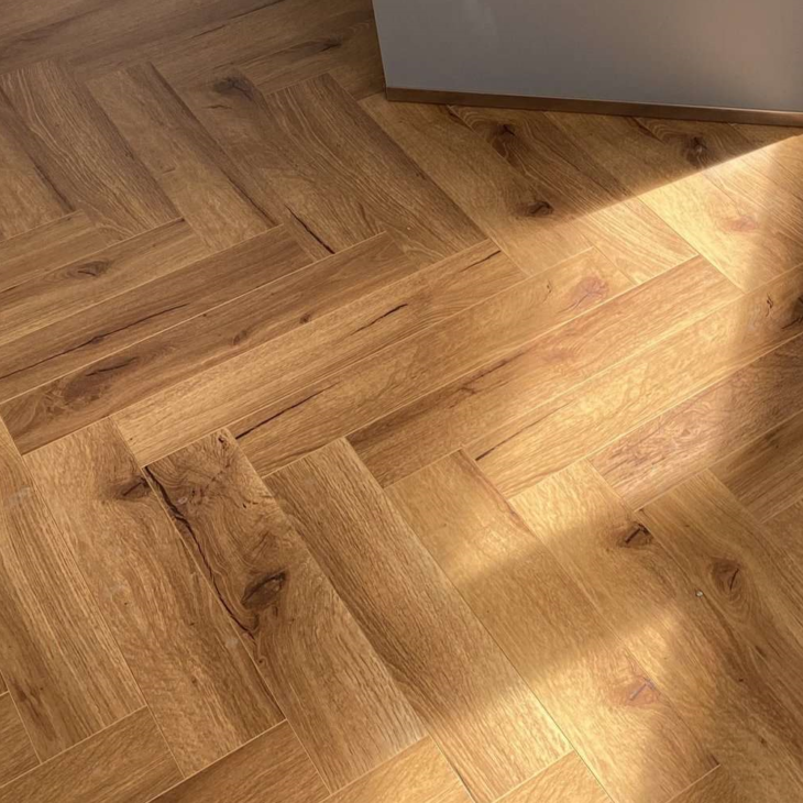 Light Luxury 12mm Herringbone - Traditional Oak